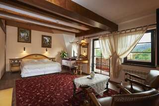 Курортные отели Conacul Ambient Кристьян Двухместный номер с 1 кроватью или 2 отдельными кроватями и балконом-5