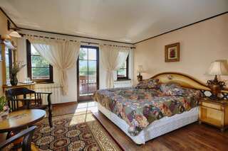 Курортные отели Conacul Ambient Кристьян Двухместный номер с 1 кроватью или 2 отдельными кроватями и балконом-6