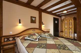 Курортные отели Conacul Ambient Кристьян Двухместный номер с 1 кроватью или 2 отдельными кроватями и балконом-10